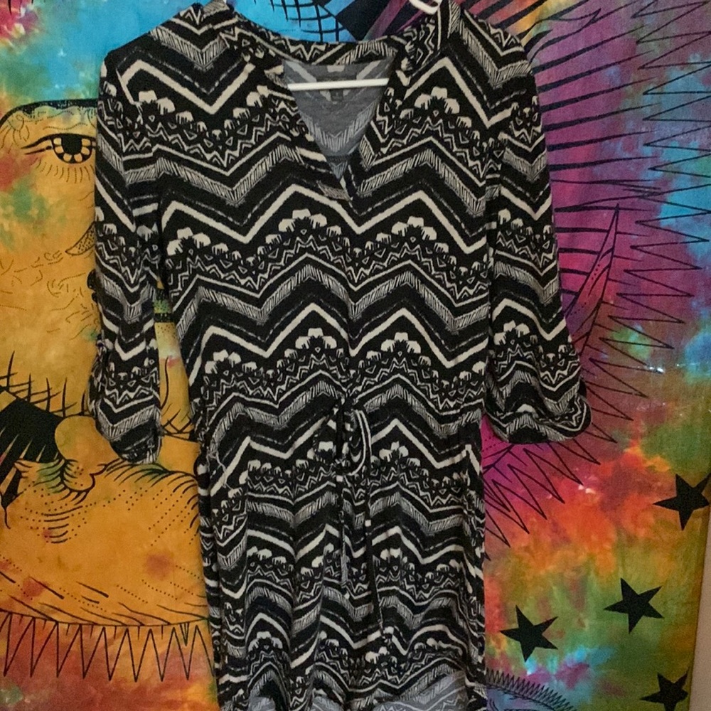 super cute black/white boho dress!
